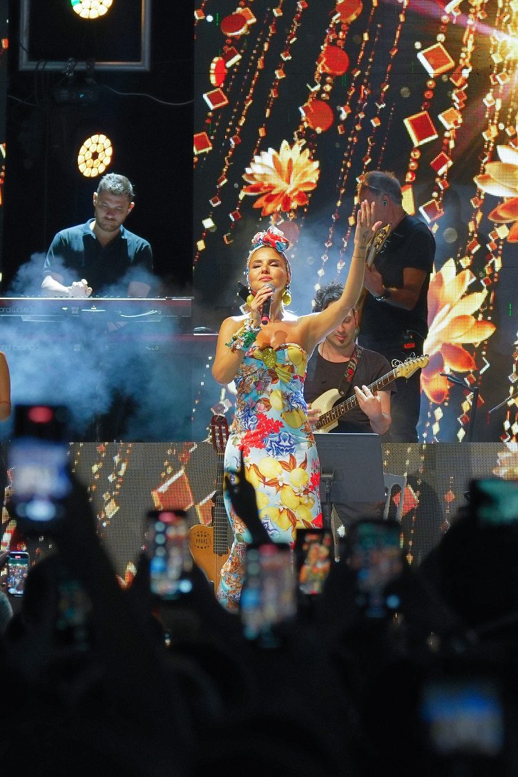 Gülben Ergen’in Festivali Sahne Şovu: Genç Rapçi Tasonew ile Unutulmaz Anlar