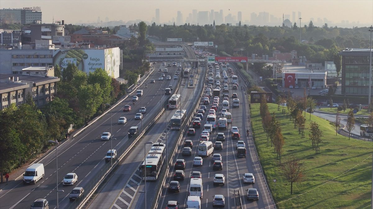 İstanbul'da Sabah Trafik Yoğunluğu ve Köprü Geçişlerinde Artış