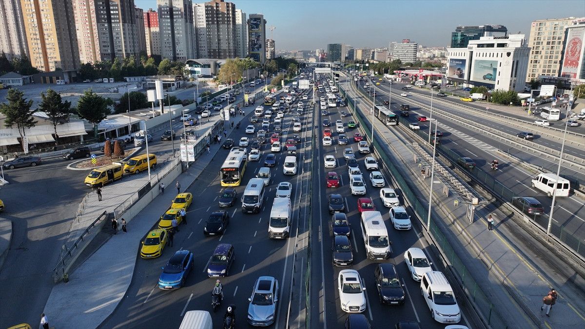 İstanbul'da Sabah Trafik Yoğunluğu ve Köprü Geçişlerinde Artış
