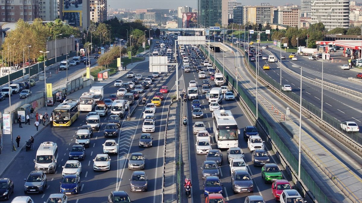 İstanbul'da Sabah Trafik Yoğunluğu ve Köprü Geçişlerinde Artış