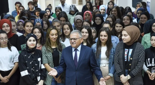 Kayseri Büyükşehir’den 2025-2026 Eğitim-Öğretim İçin Büyük Destek: 4 Bin TL’lik Kırtasiye ve Beslenme Desteği Her Çocuğa