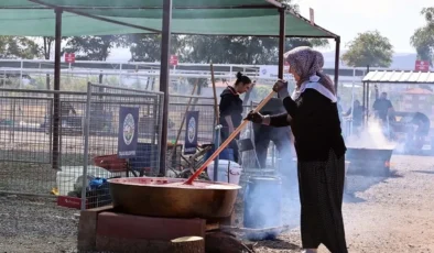 Kayseri Talas’ta Kış Hazırlıkları İçin Domatesler Doğrandı ve Salçalar Kaynadı
